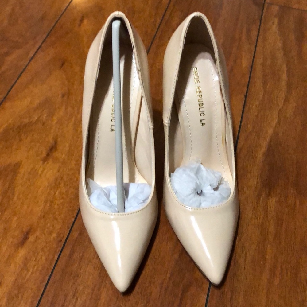 Nude shiny heel